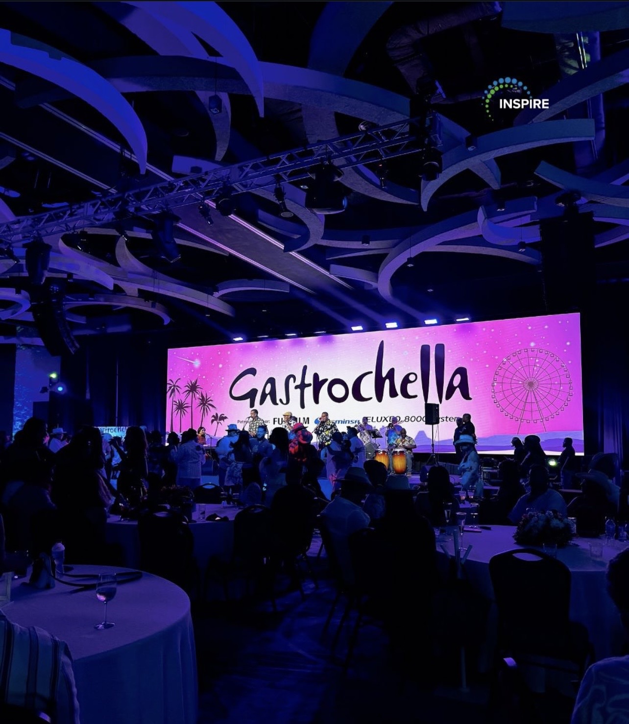 Evento corporativo concurrido